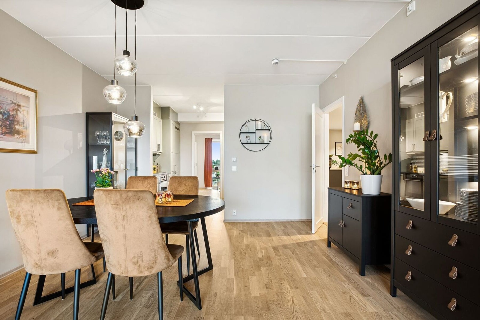 Den åpne stue- og spiseområdet er hjertet i leiligheten og perfekt for både hverdagsliv og sosiale anledninger. Galleribilde