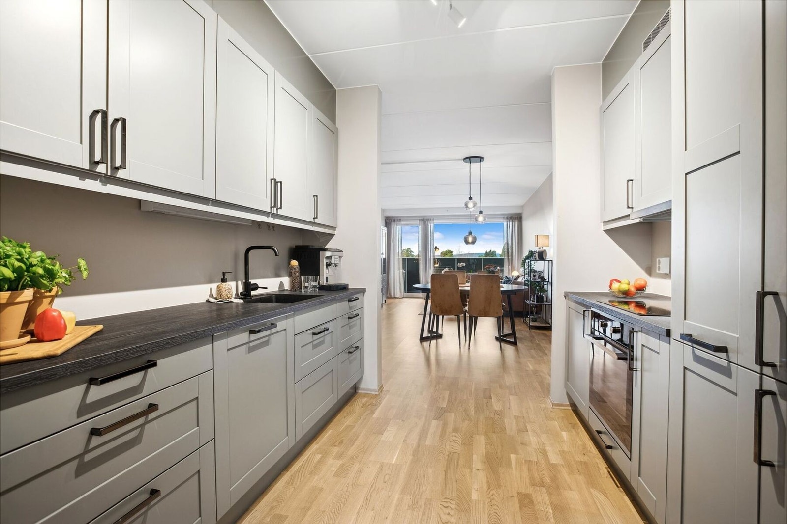 Den praktiske utformingen gjør det enkelt å holde orden, samtidig som det er rikelig med skapplass for oppbevaring. Galleribilde