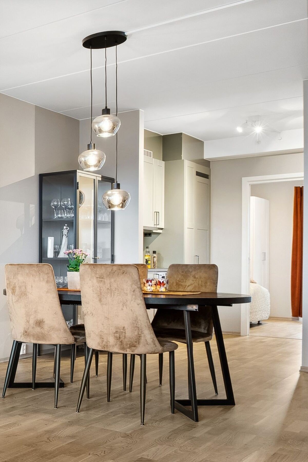 Spiseplassen er et naturlig samlingspunkt i hjemmet, med et stilrent bord som kombinerer moderne design med funksjonalitet. Galleribilde