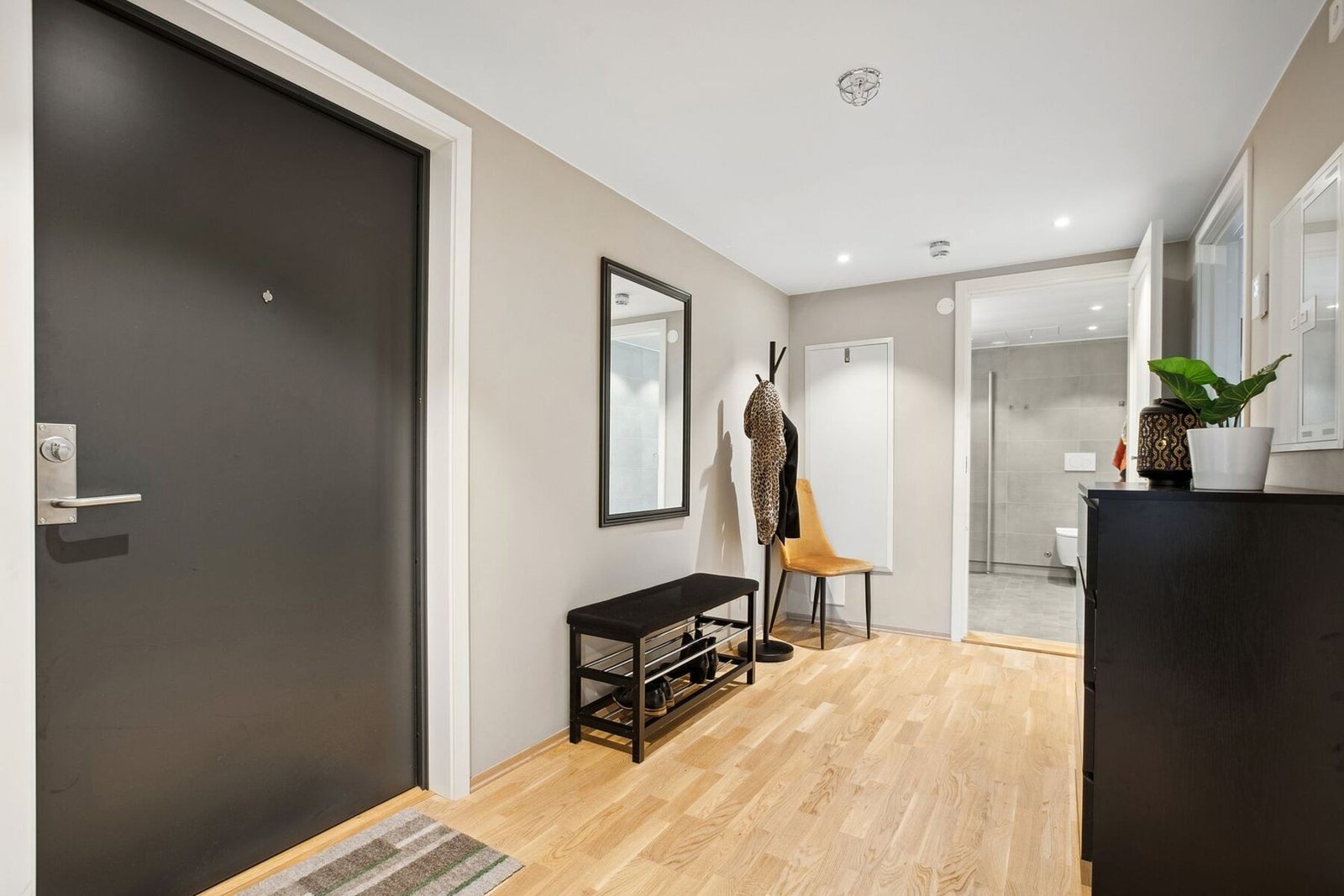 Dette er et inngangsparti som gir et godt førsteinntrykk og samtidig er praktisk for hverdagens behov. Galleribilde