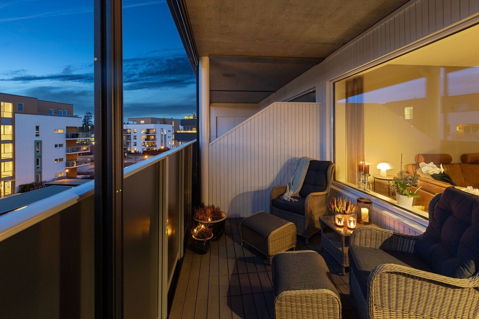 Her kan du nyte kveldens ro med levende lys og en kopp te, mens utsikten over nærområdet gir en harmonisk ramme. Galleribilde
