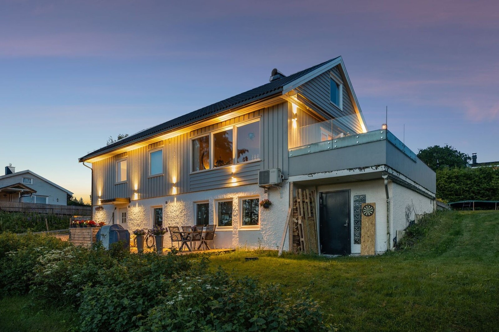 Nyvegen 7 er en romslig og innholdsrik enebolig med en praktisk planløsning, flotte uteområder og gode solforhold. Galleribilde