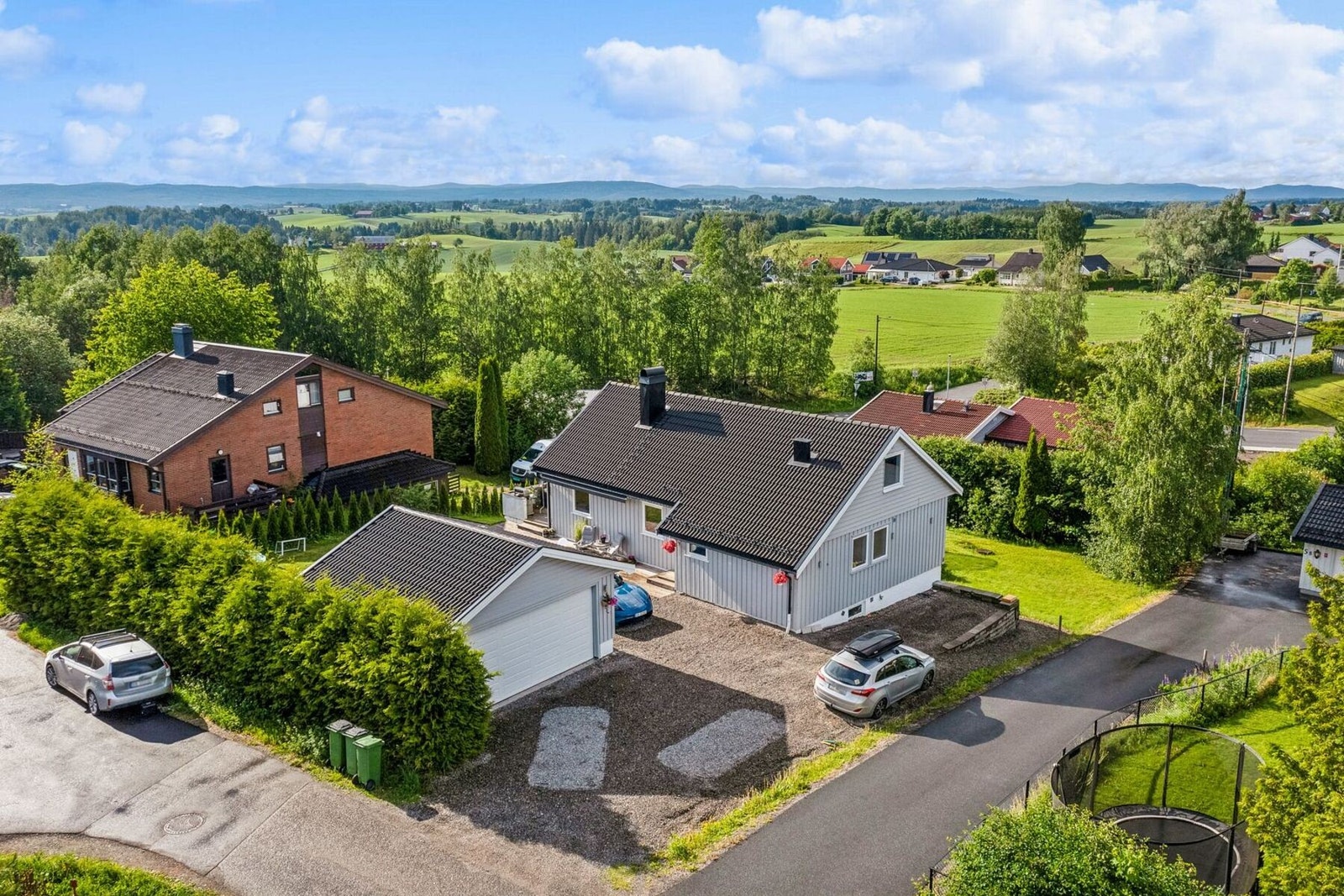 Boligen har en frittstående garasje som gir praktisk lagringsplass i tillegg til parkerig på egen gårdsplass Galleribilde