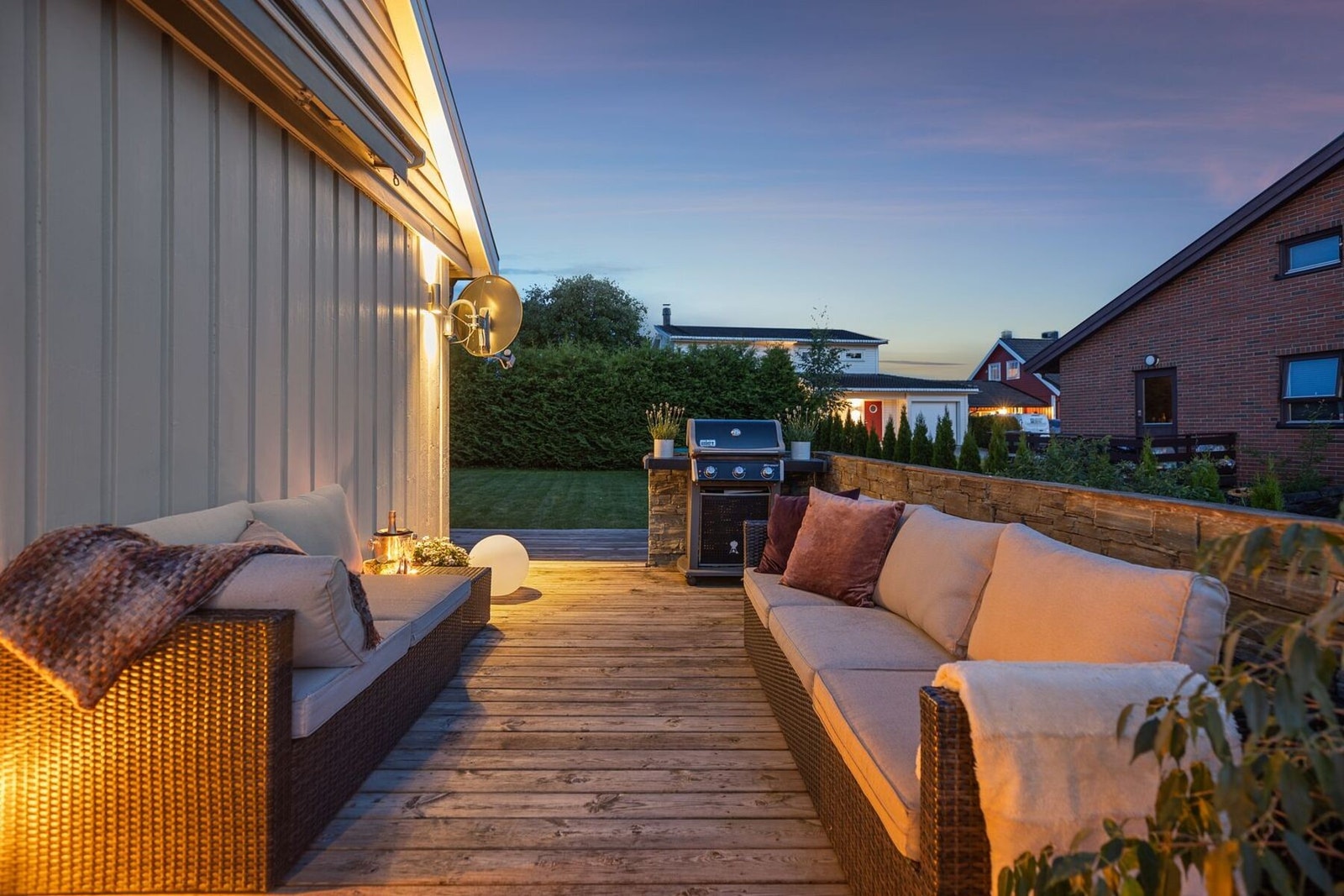 Det er direkte utgang fra stuen til en flott terrasse med gode solforhold hele sommeren. Galleribilde