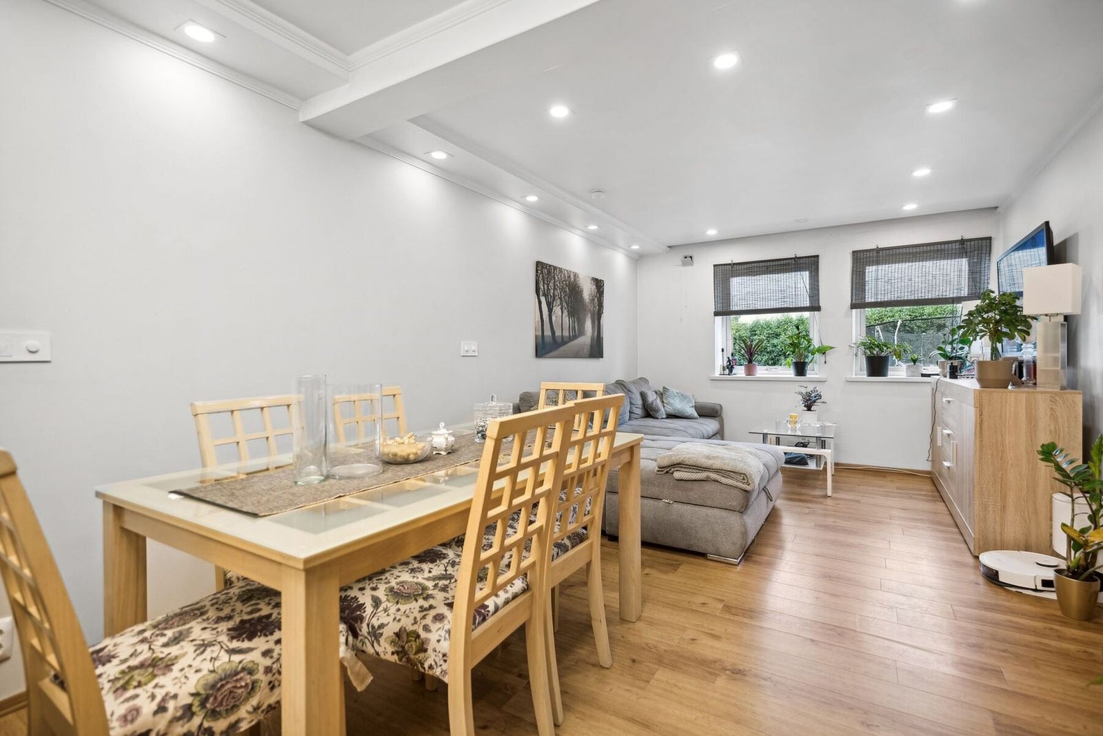 Romslig stue med plass til spisebord og sofagruppe. Galleribilde