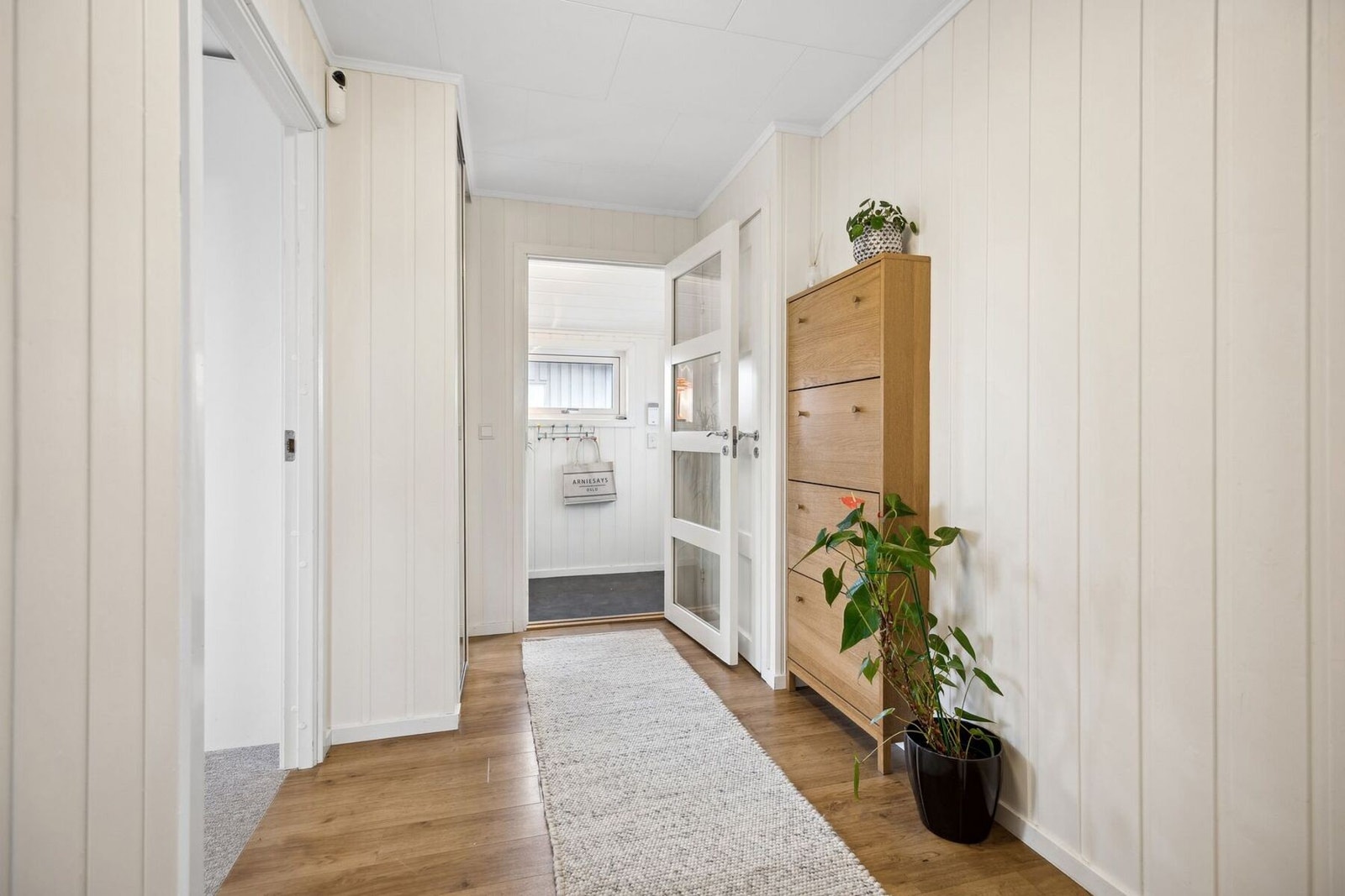 Boligen ønsker deg velkommen med en romslig og innbydende entré. Galleribilde