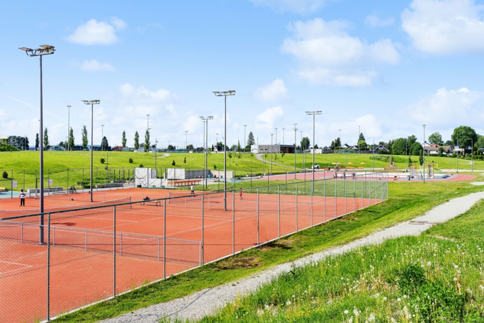 Kun 5-10 minutters spasertur fra boligen ligger Kløfta aktivitetspark - fantastisk område for barn i alle aldere! Galleribilde
