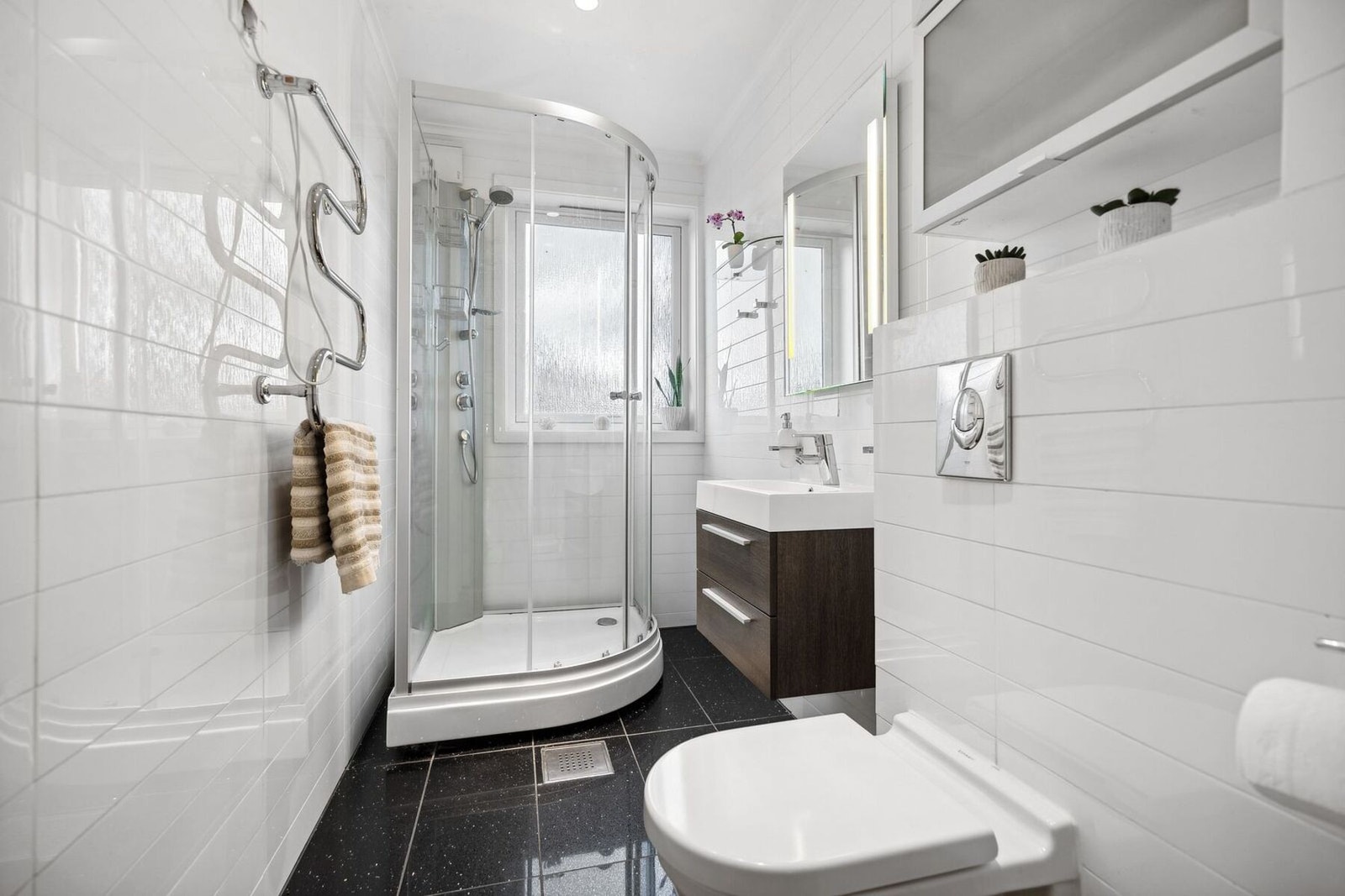 Boligen har to baderom i hoveddelen. Galleribilde