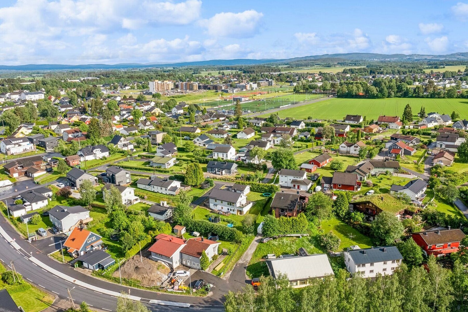 Kun 10 minutter til Jessheim med alle bymessige fasiliteter, inkludert Ullensaker Kulturhus med kino, Jessheim storsenter med svært mange butikker, cafeer, kiosker mm. Galleribilde