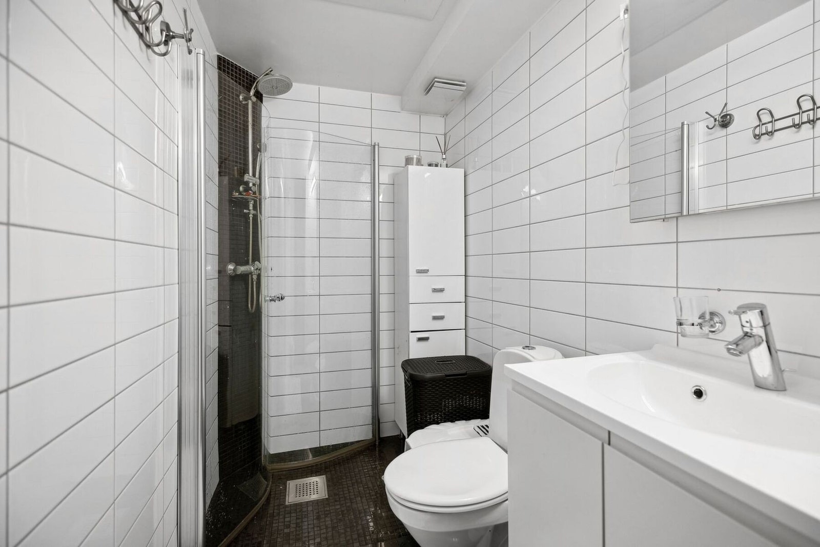 Baderommet i hybelen er godt utstyrt med gulvvarme, vegghengt servant og hjørnedusj. Galleribilde