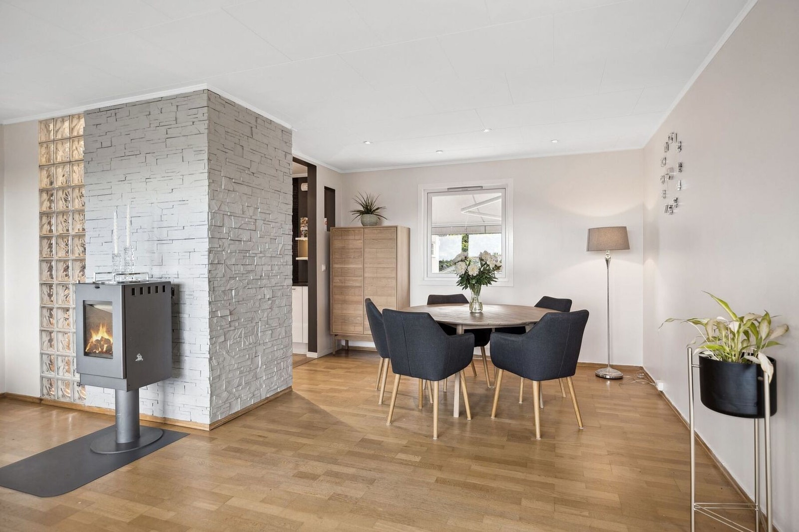 Boligen har en praktisk planløsning med adksilt kjøkkenløsning. Galleribilde