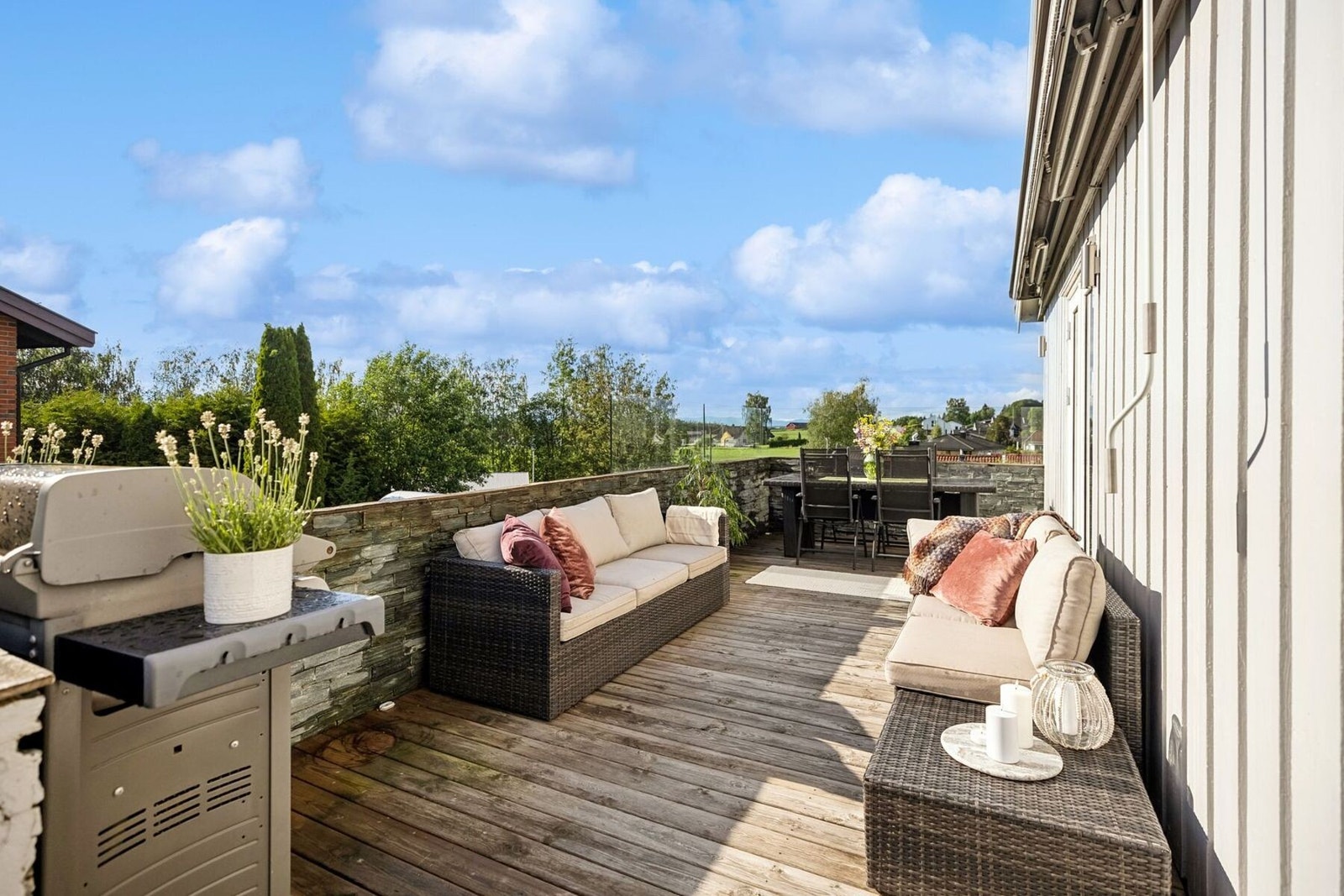 Sydvestvendt balkong - nyt solen fra formiddag til kveld! Galleribilde