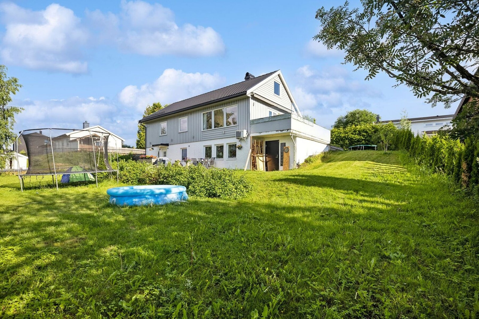 Boligen har fantastiske uteområder som gir god boltreplass for både små og store Galleribilde