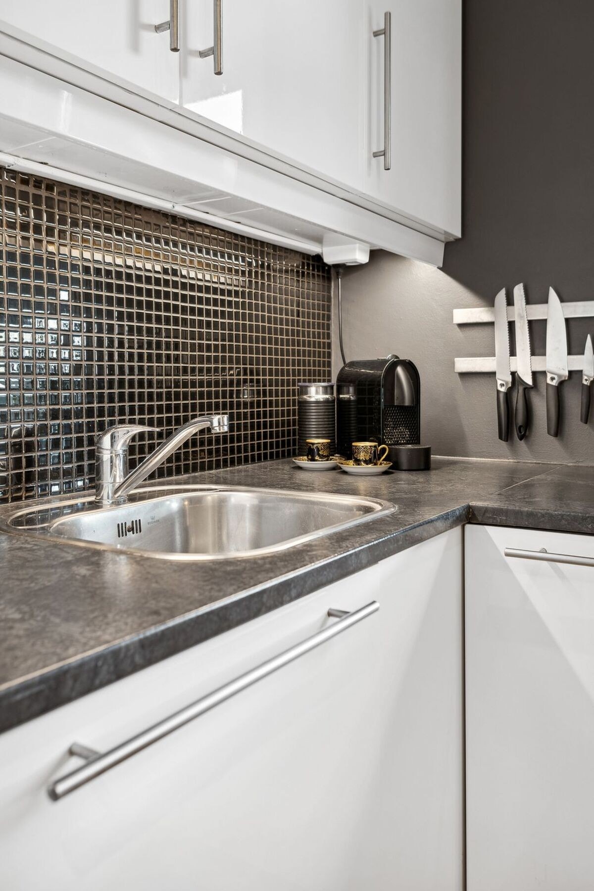 Herlige fliser mellom benkeplate og overskap som gir et moderne preg. Galleribilde