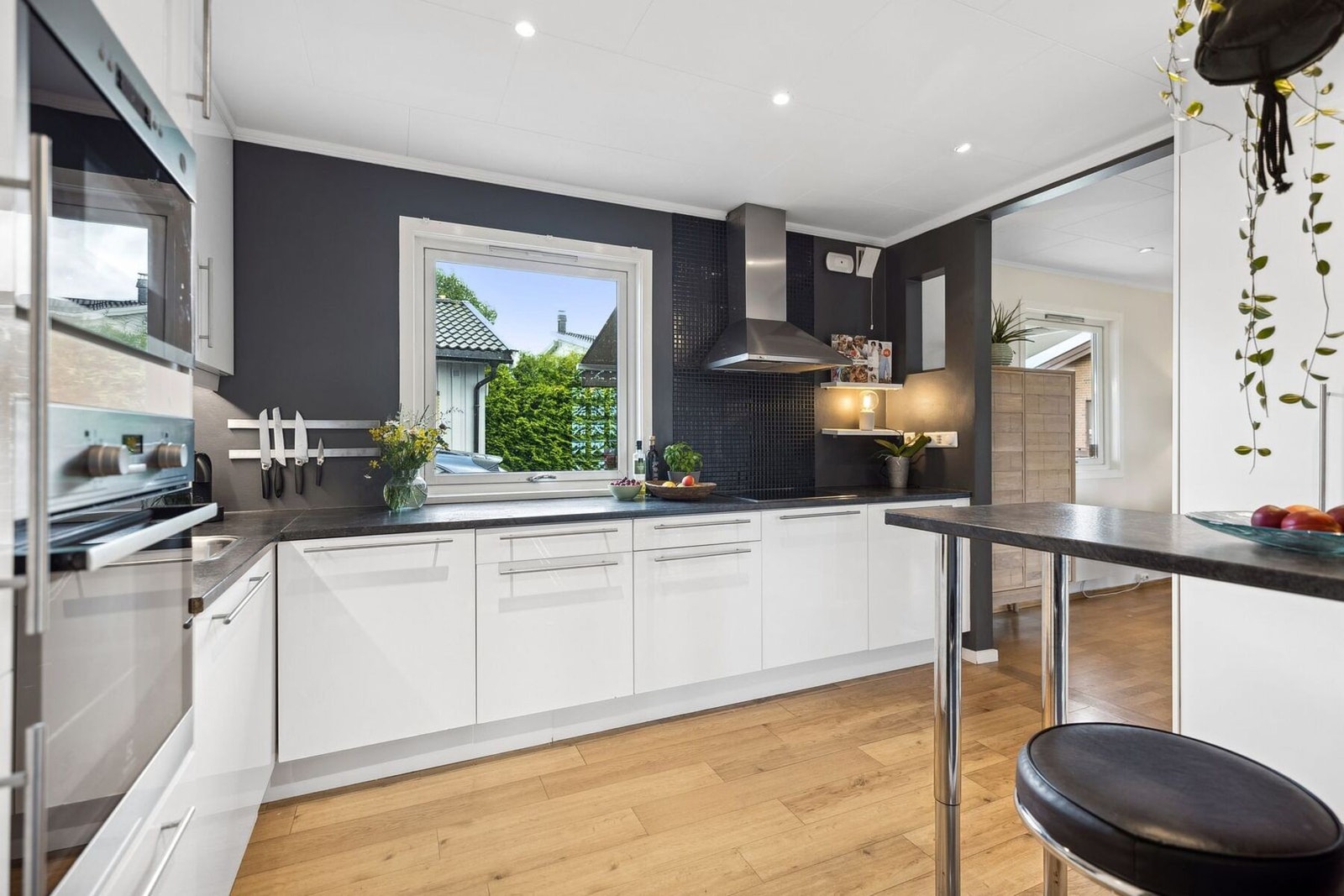 Kjøkkenet har et klassisk vindu med utsyn til innkjørsel. Galleribilde