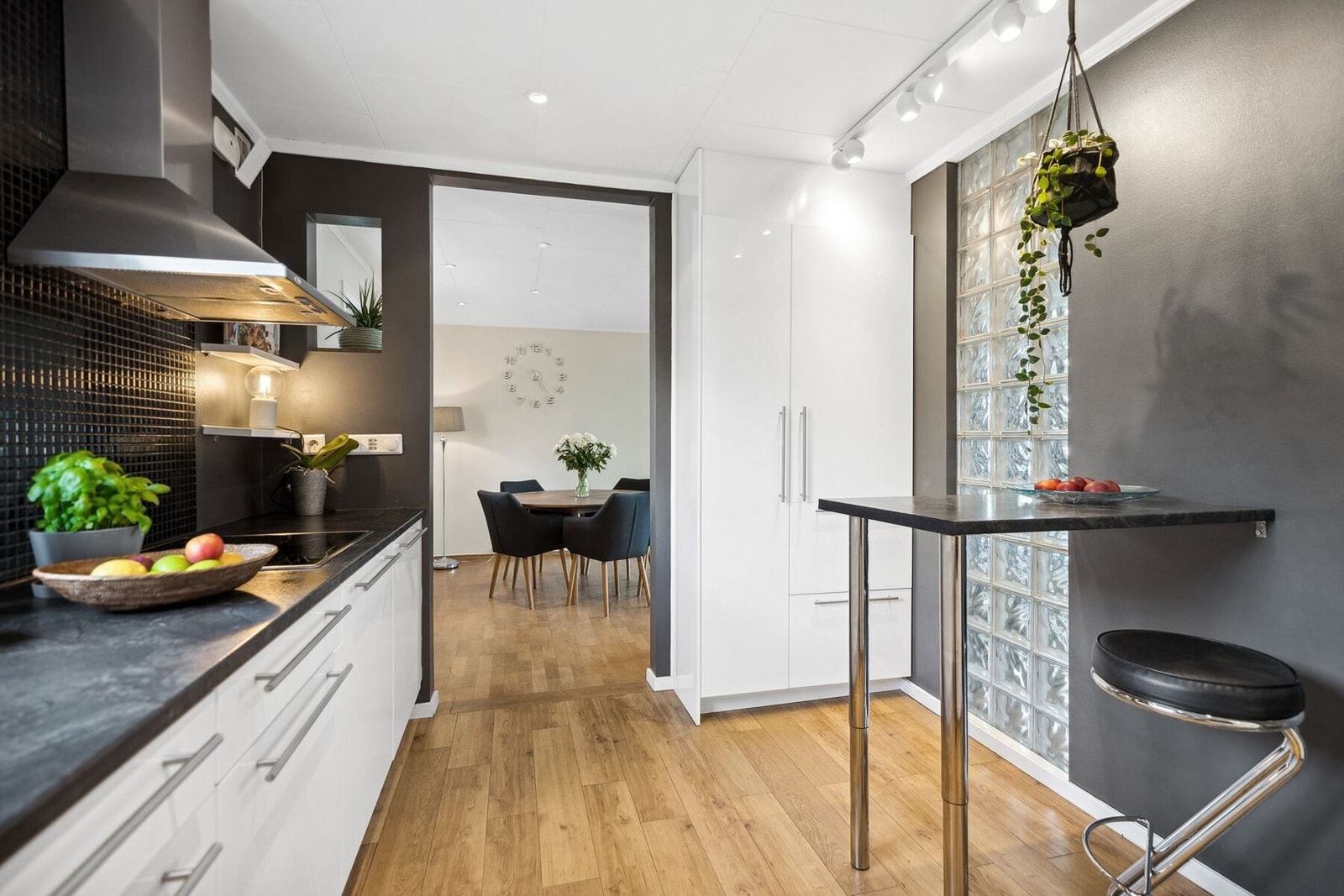 Kjøkkenet har en moderne innredning med integrerte hvitevarer og downlights Galleribilde