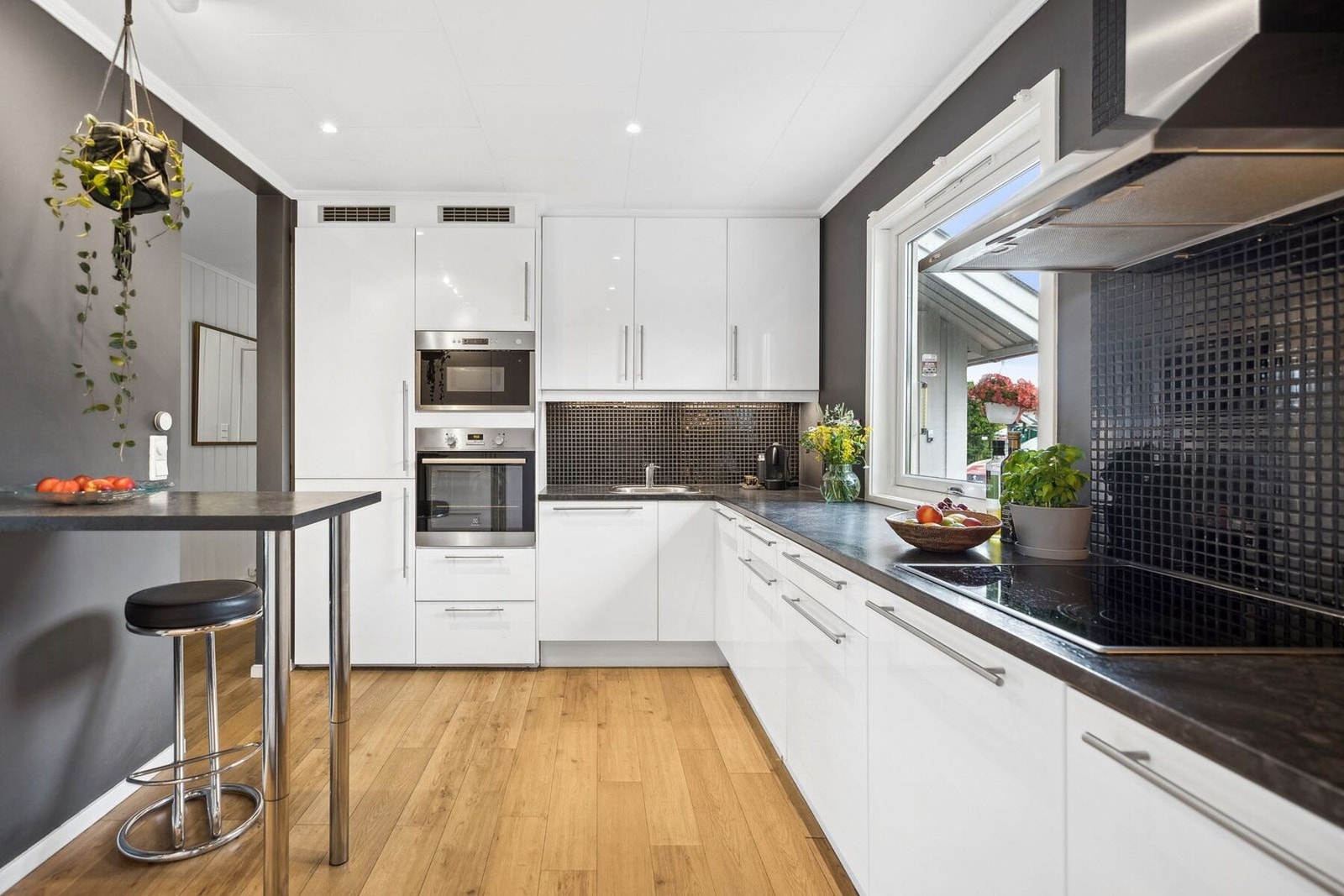 Her har en rikelig med skap og benkeplass. Galleribilde