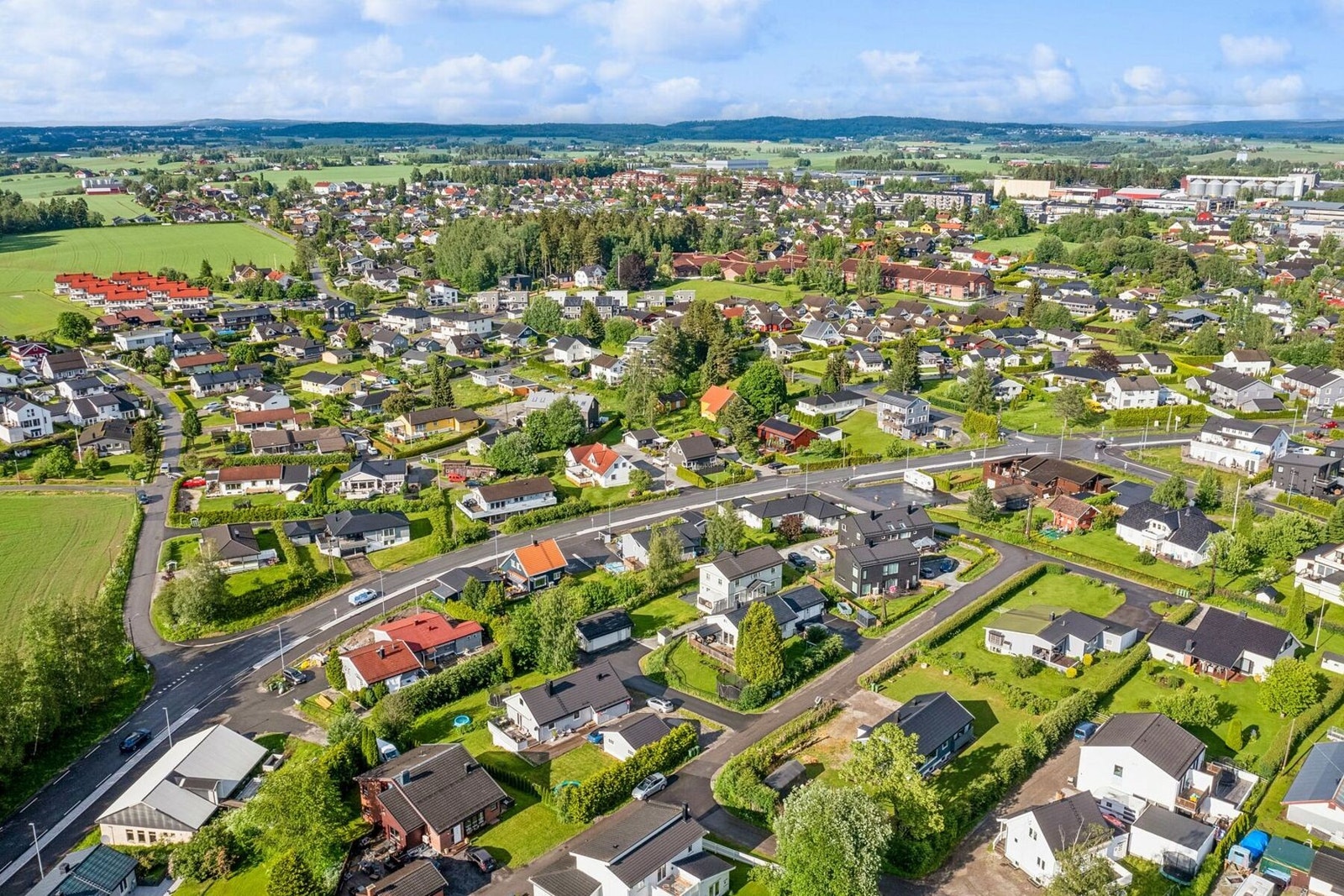 Sentrum av Kløfta ligger også i gangavstand hvor man finner bibliotek, kafeer og hyggelige Romerikssenteret med både kjedebutikker og lokale aktører Galleribilde