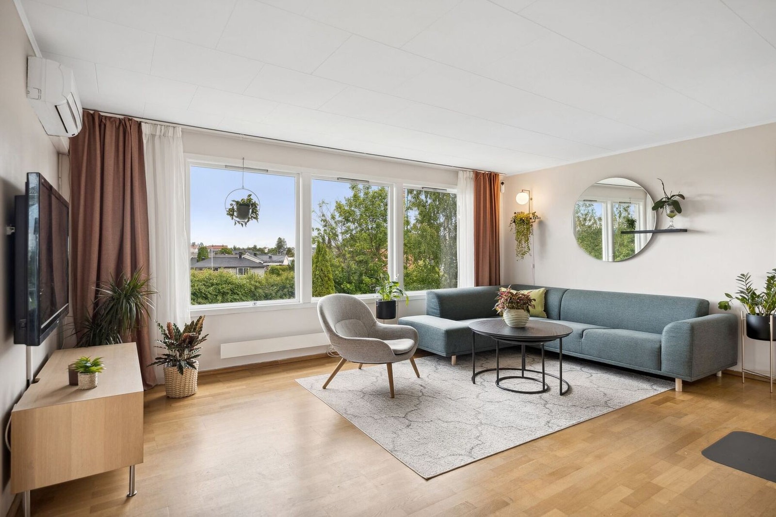 Videre kommer du inn i en lys og innbydende stue med store vindusflater som slipper inn rikelig med naturlig lys. Galleribilde