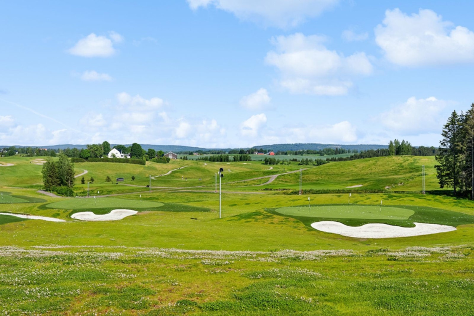 Det er kort vei til Miklagard golfbane. Galleribilde