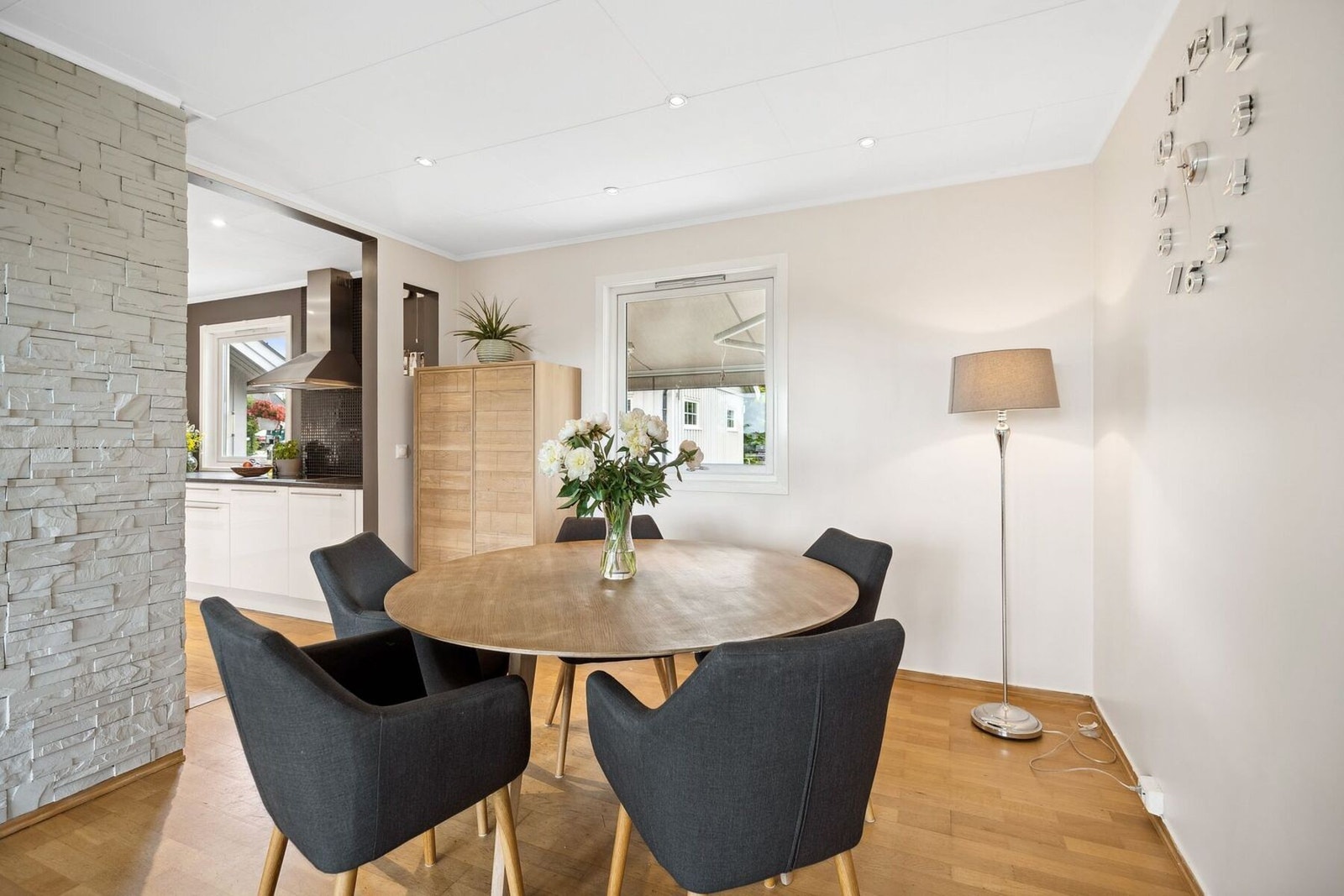 Her er det god plass til spisebord for familien. Galleribilde