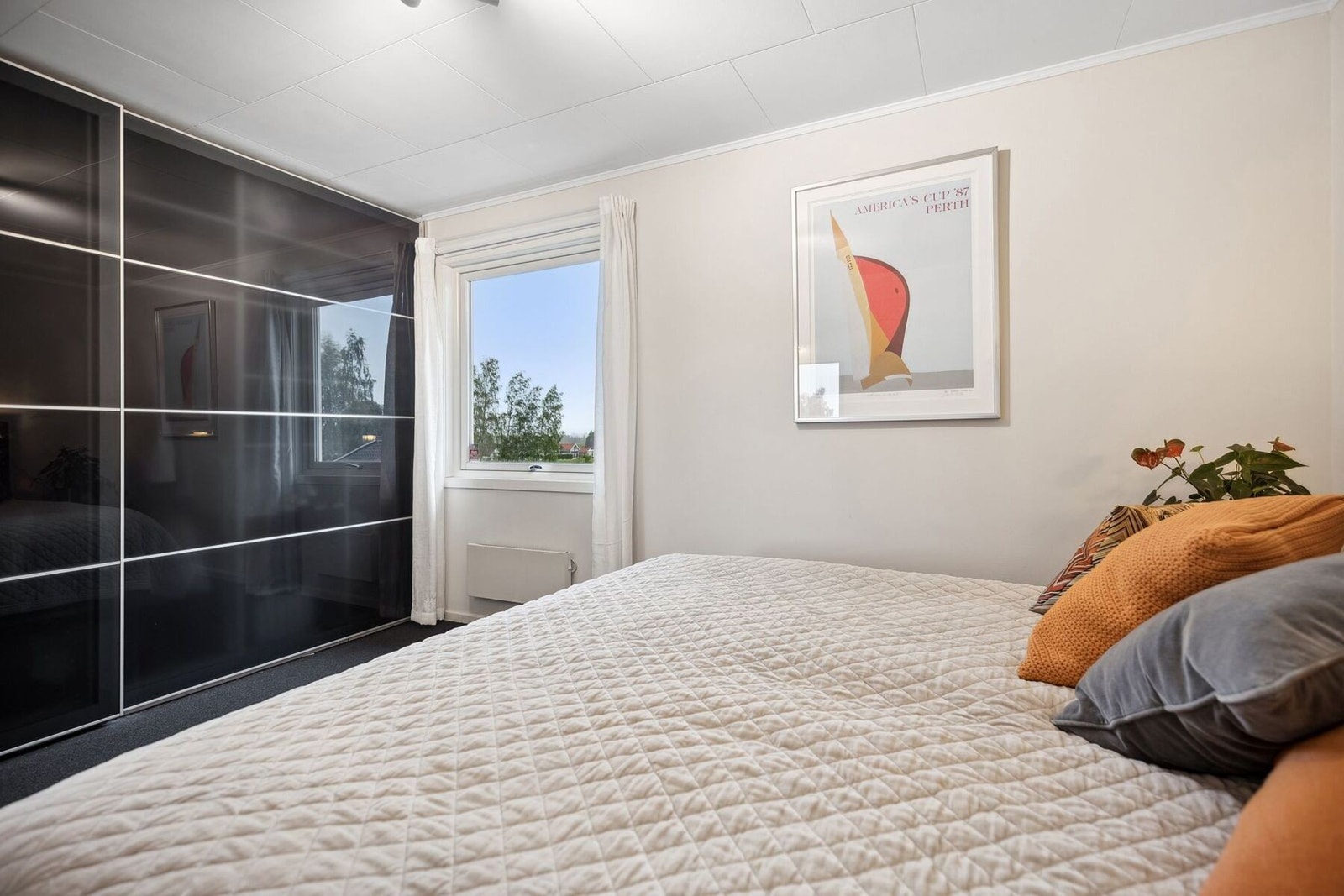 Hovedsoverommet er utstyrt med skyvedørsgarderobe. Galleribilde