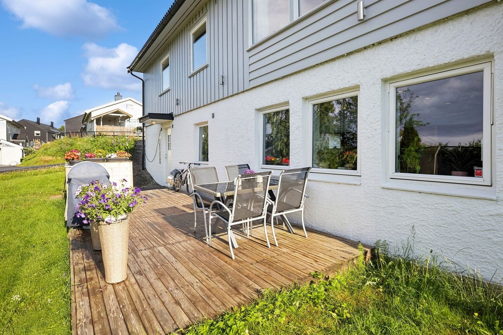 Hybelen har eget uteområde med platting. Galleribilde