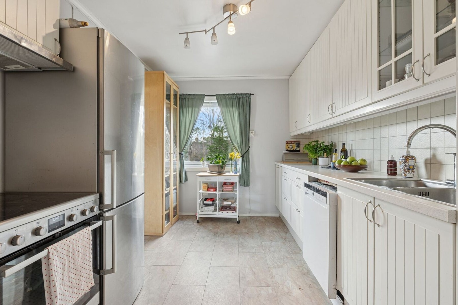 Lys kjøkkeninnredning med profilerte fronter. Galleribilde