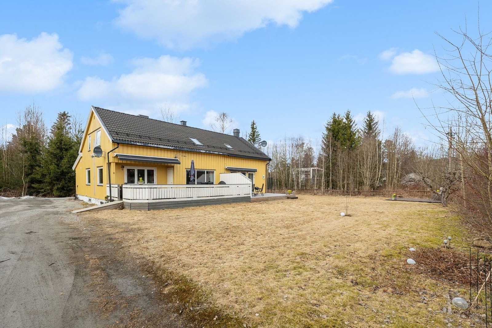 Nordheimvegen 8A og B ligger i et rolig, familievennlig og landlig boligområde hvor boligen er omkranset av natur. Galleribilde