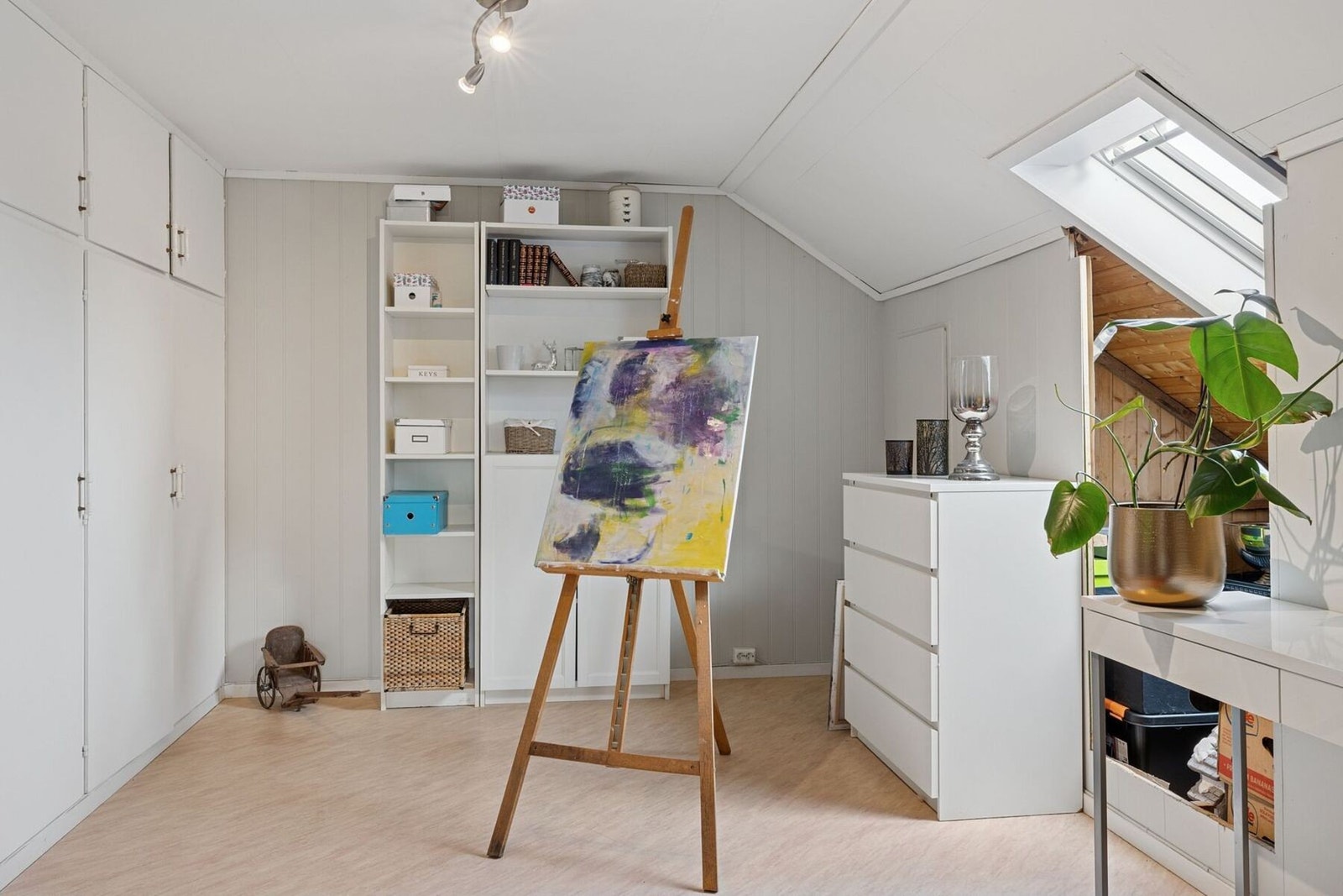 Loftstue med gode oppbevaringsmuligheter. Galleribilde