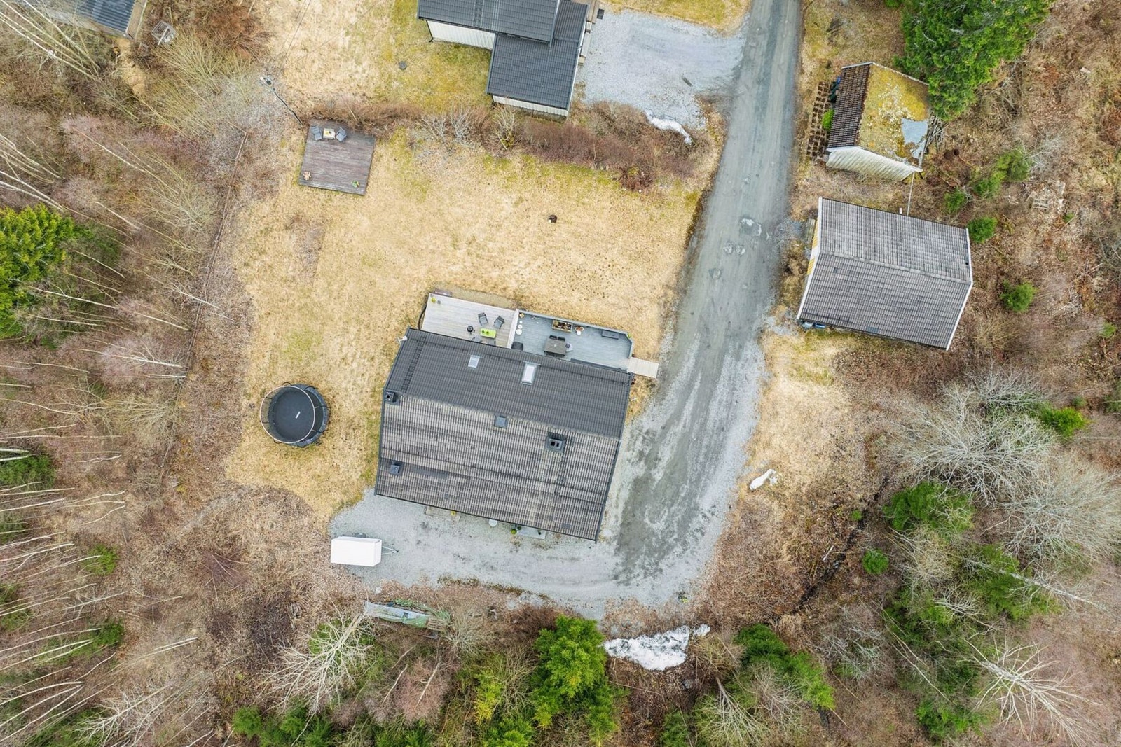 Dronebilde med oversikt over tomten. Galleribilde