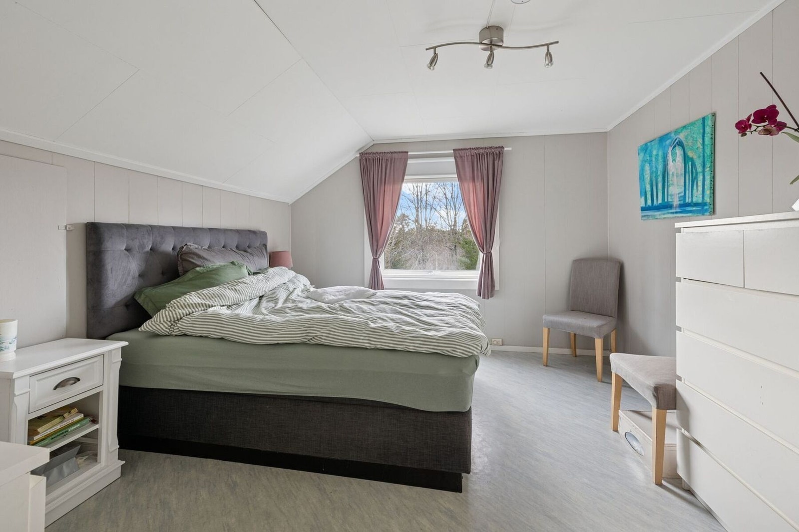 Soverom i husets andre etasje med romslig størrelse. Her har du plass til stor seng, nattbord og klesskap/kommode. Galleribilde