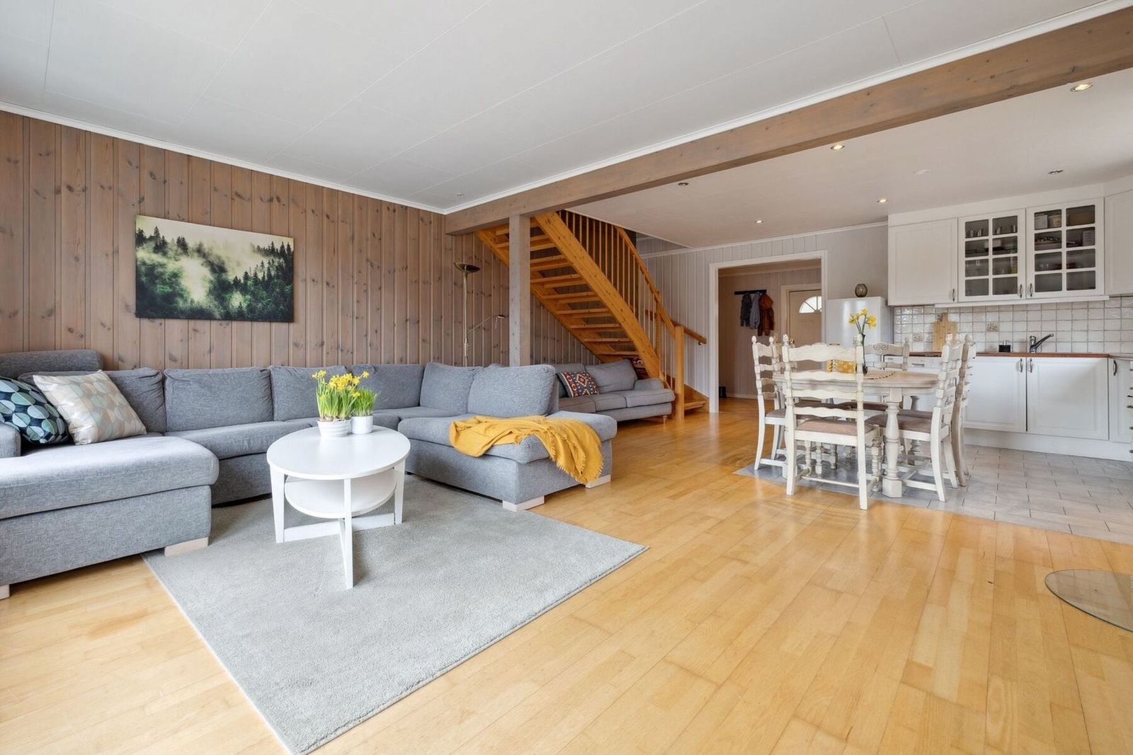 Velkommen inn! Denne enheten har en flott åpen stue/kjøkken løsning som skaper et trivelig allrom. Galleribilde