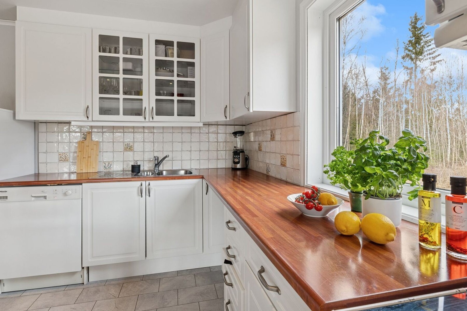 Kjøkkeninnredning med profilerte fronter og overskap for eksta oppbevaring. Galleribilde