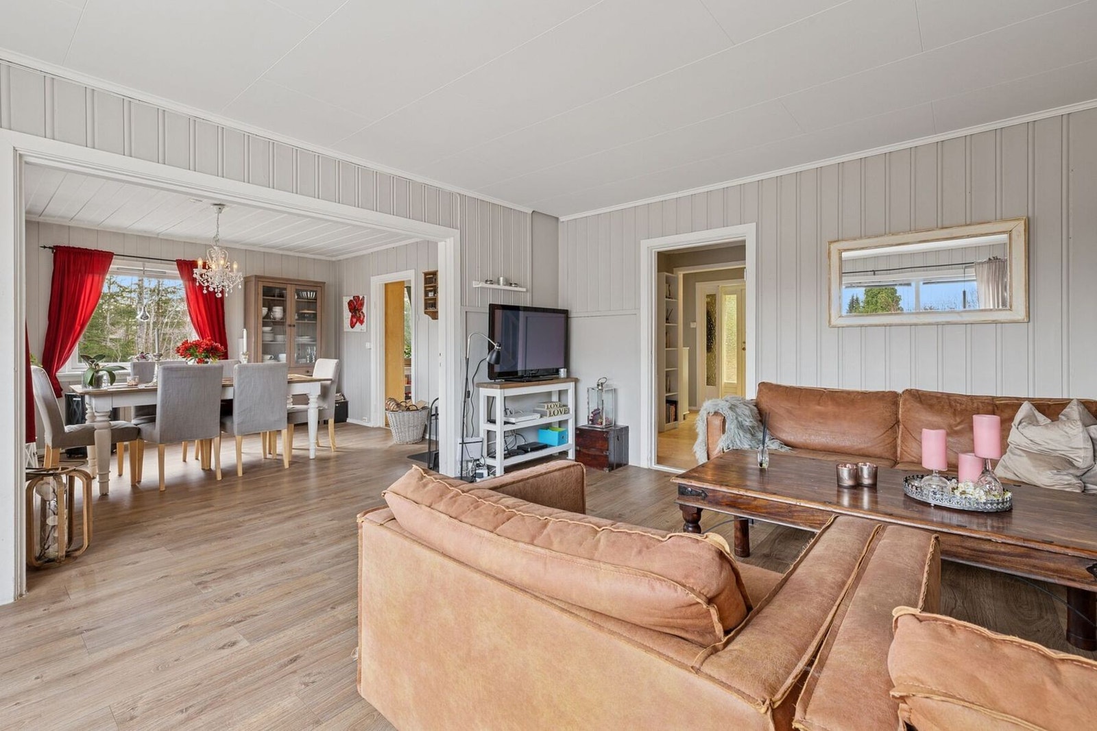 Stuen er romslig og du har egen plass til spisestue. Galleribilde