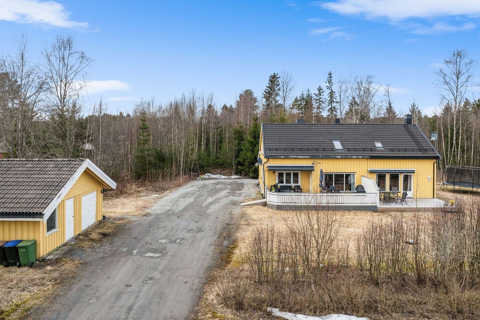 Eiendommen har godt med biloppstillingsplass. Galleribilde