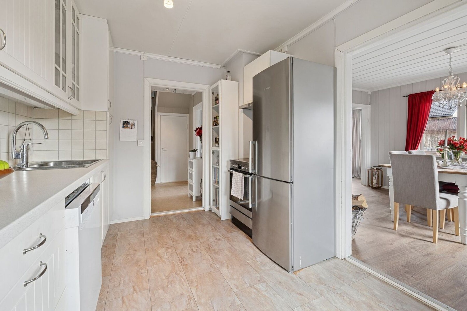 Separat kjøkken som har god plass til oppbevaring av diverse kjøkkenutstyr. Galleribilde