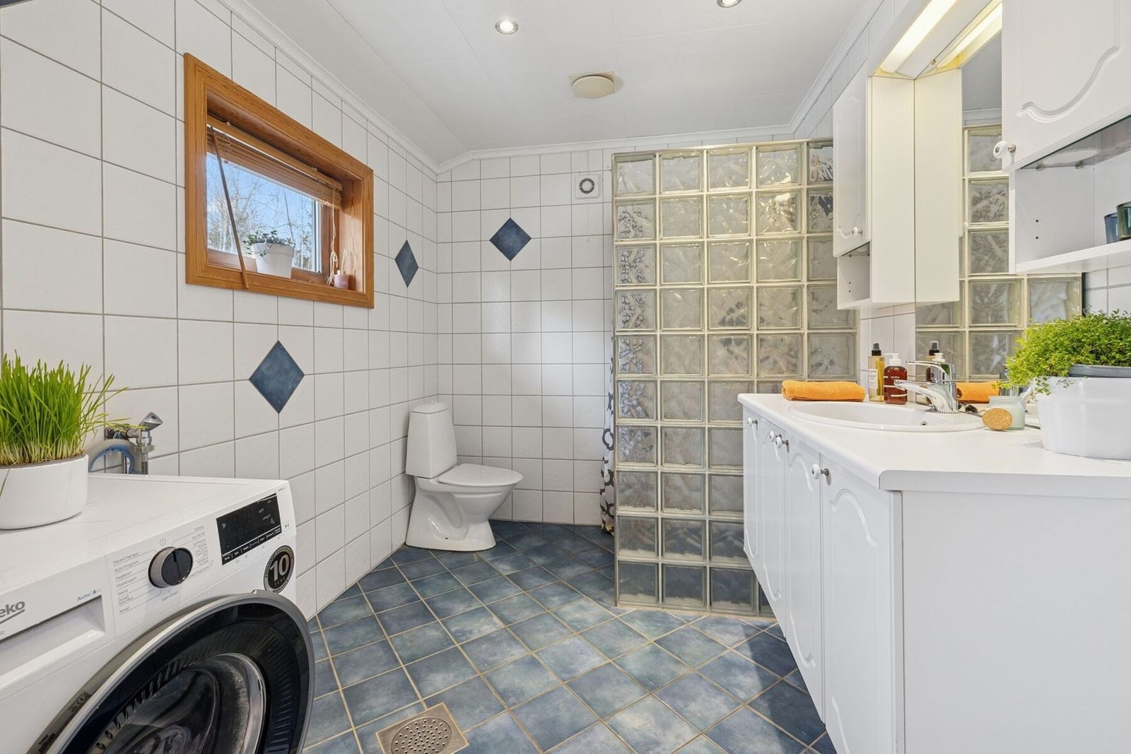 Baderom med flislagte vegger og gulv med varme. Også opplegg for vaskemaskin på badet. Galleribilde