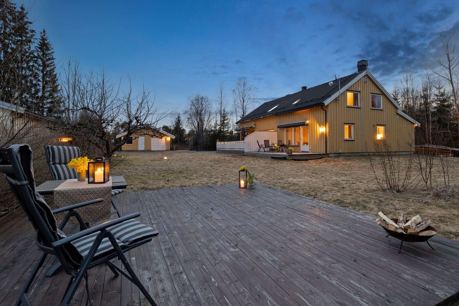 Felles markterasse i ett koselig hjørnet av tomten. Her kan dere grille og kose dere om sommeren. Galleribilde