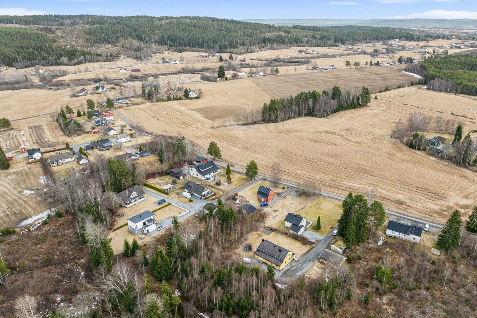 Eiendommen ligger ca. 1 km fra Fenstad sentrum i Nes kommune. Det er nærhet til barnehage, gangavstand til barneskole og til dagligvare butikk - Joker med post samt umiddelbar nærhet til idrettsanlegg på Fenstad Stadion. Galleribilde