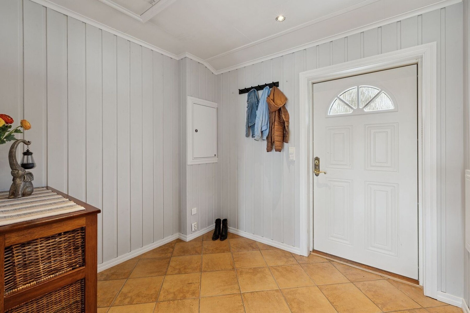 Velkommen inn! Entré med plass til garderobeskap for ekstra oppbevaring. Galleribilde