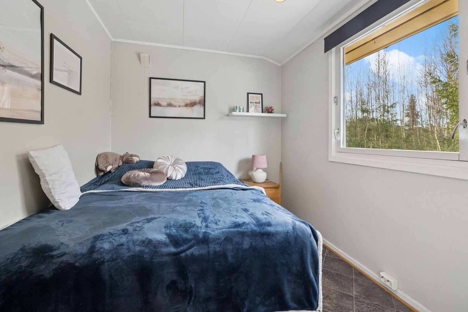 Soverom i 1.etasje med plass til dobbeltseng og skap. Galleribilde