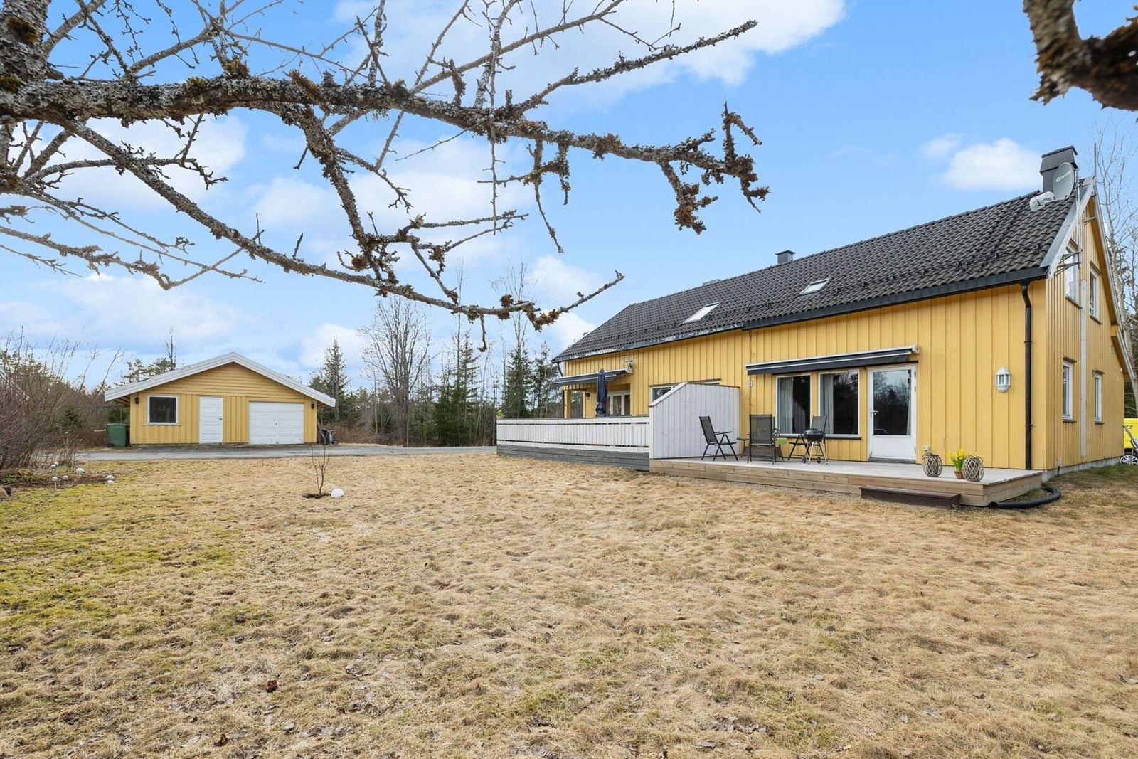 Eiendommen ligger ca. 1 km fra Fenstad sentrum i Nes kommune. Det er nærhet til barnehage, gangavstand til barneskole og til dagligvare butikk - Joker med post samt umiddelbar nærhet til idrettsanlegg på Fenstad Stadion. Galleribilde