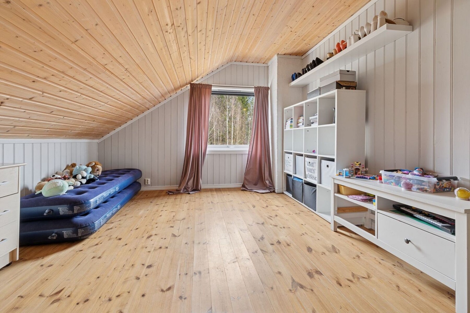 Praktisk loftstue med plass til sofa og tvmøblement. Galleribilde