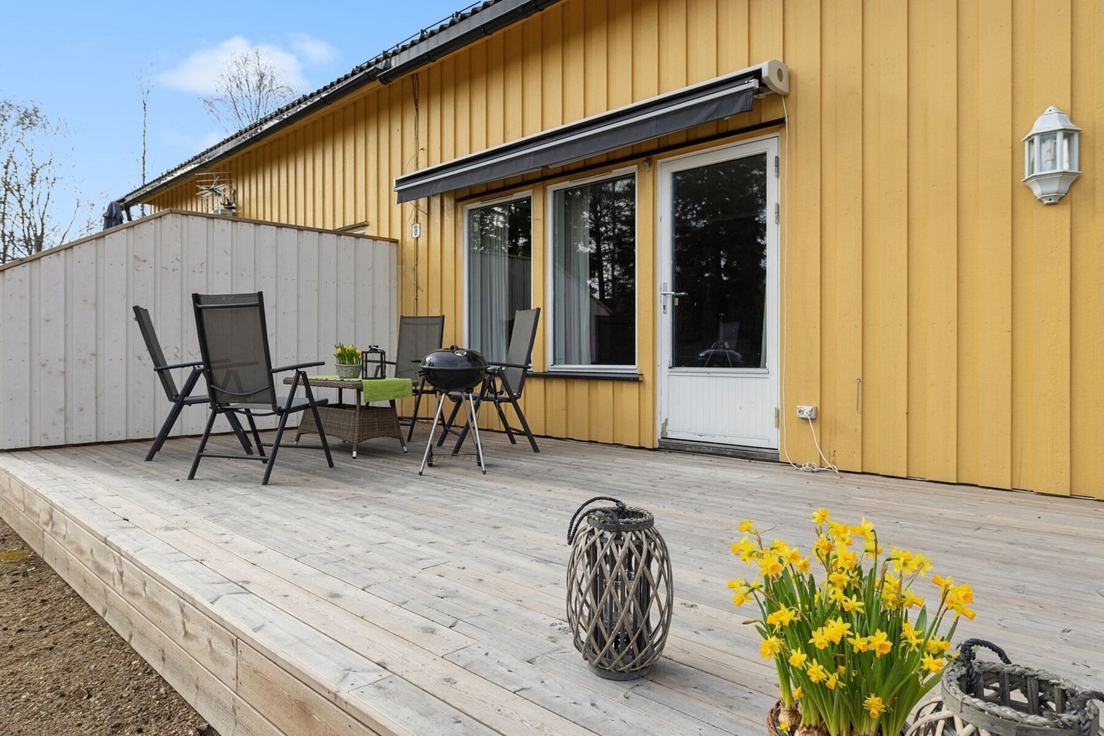 Direkte utgang til en flott terrasse fra stuen. Galleribilde