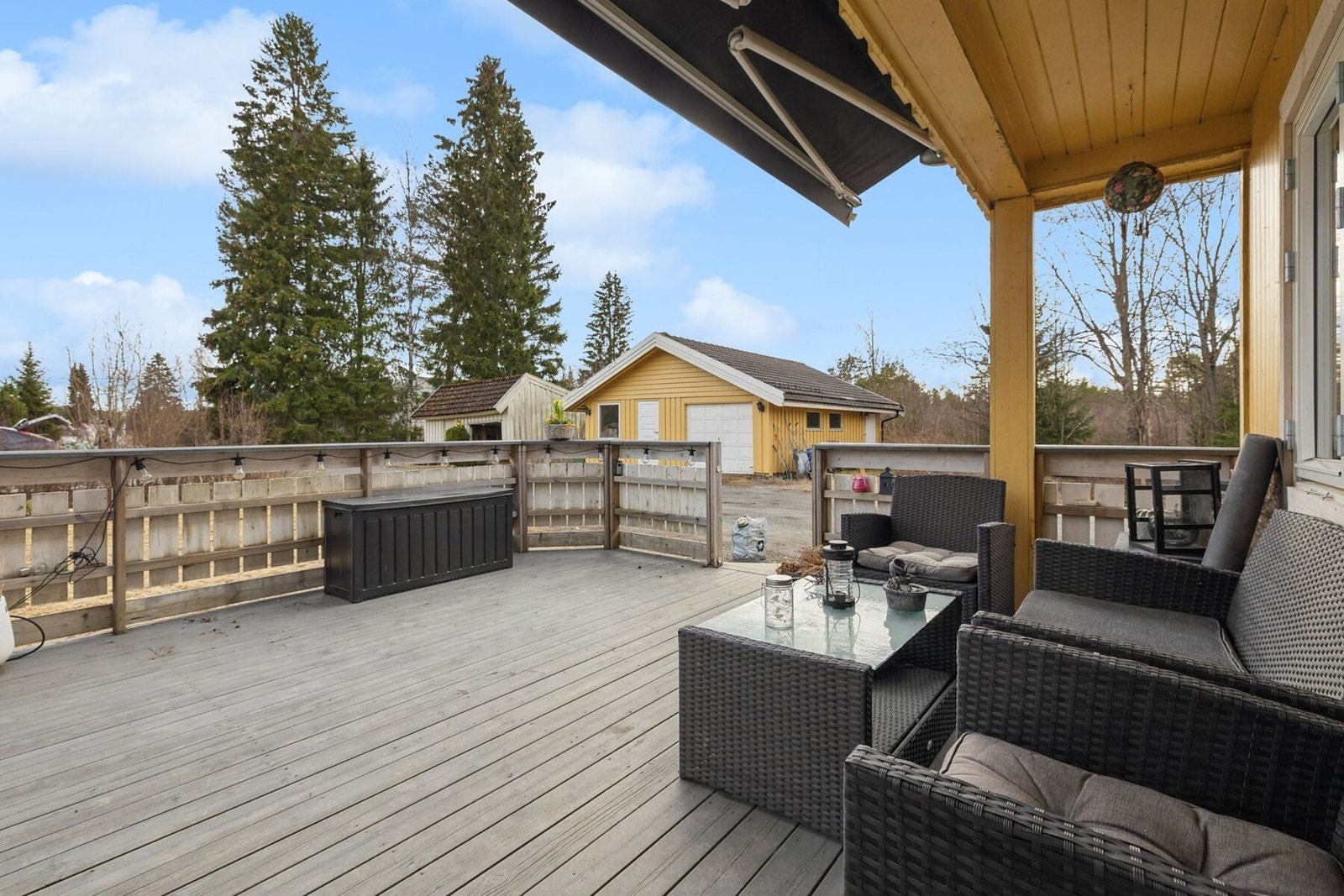 Delvis overbygget terrasse med markise for solskjerming. Galleribilde