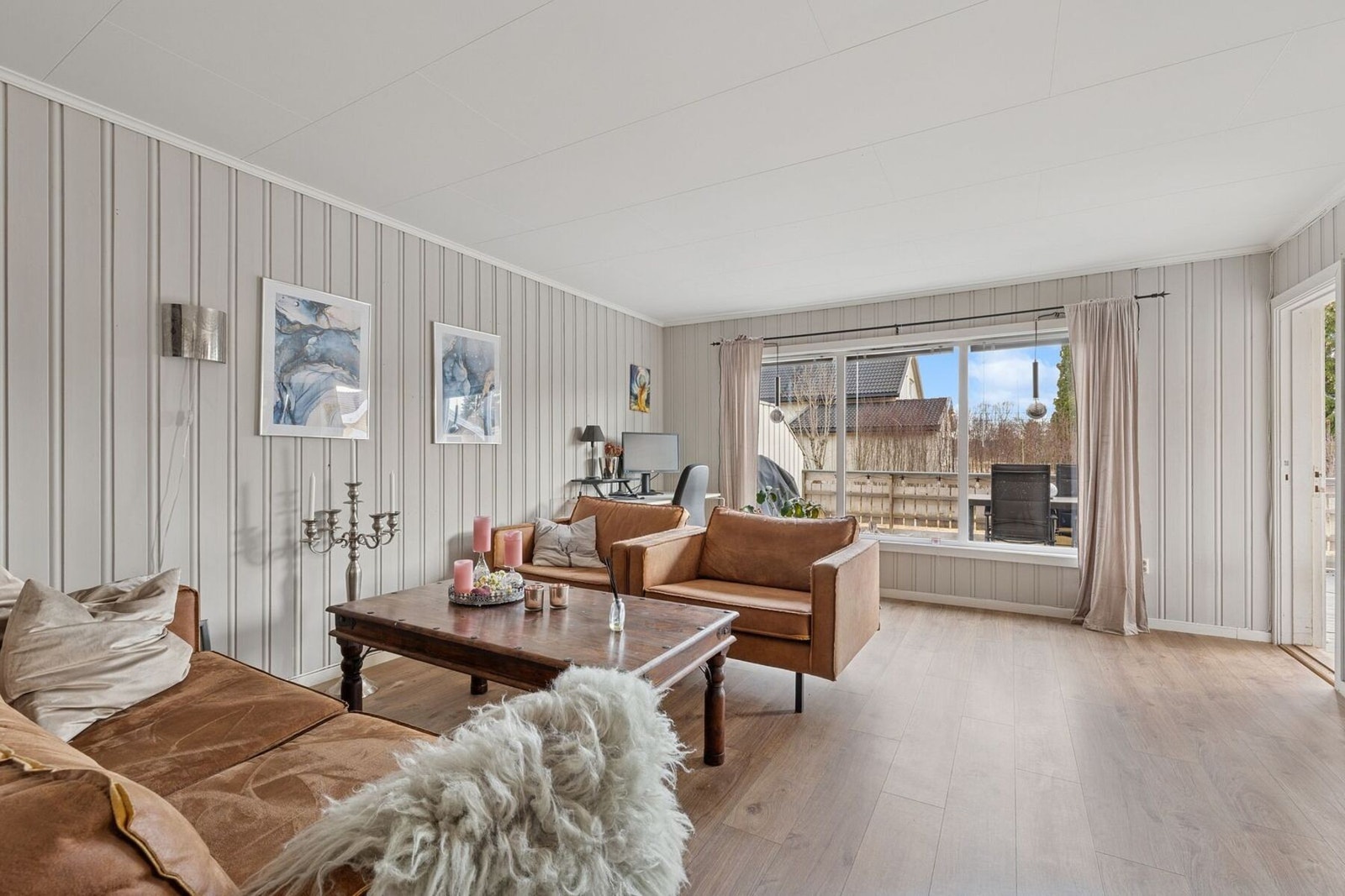 Stue med store vindusflater som slipper inn rikelig med natulig lys Galleribilde