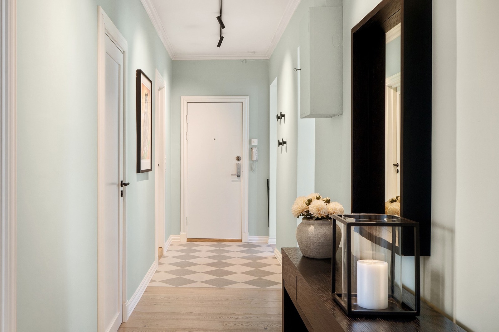 I 2025 ble det lagt nye gulvfliser med varmekabler i entreen. Galleribilde