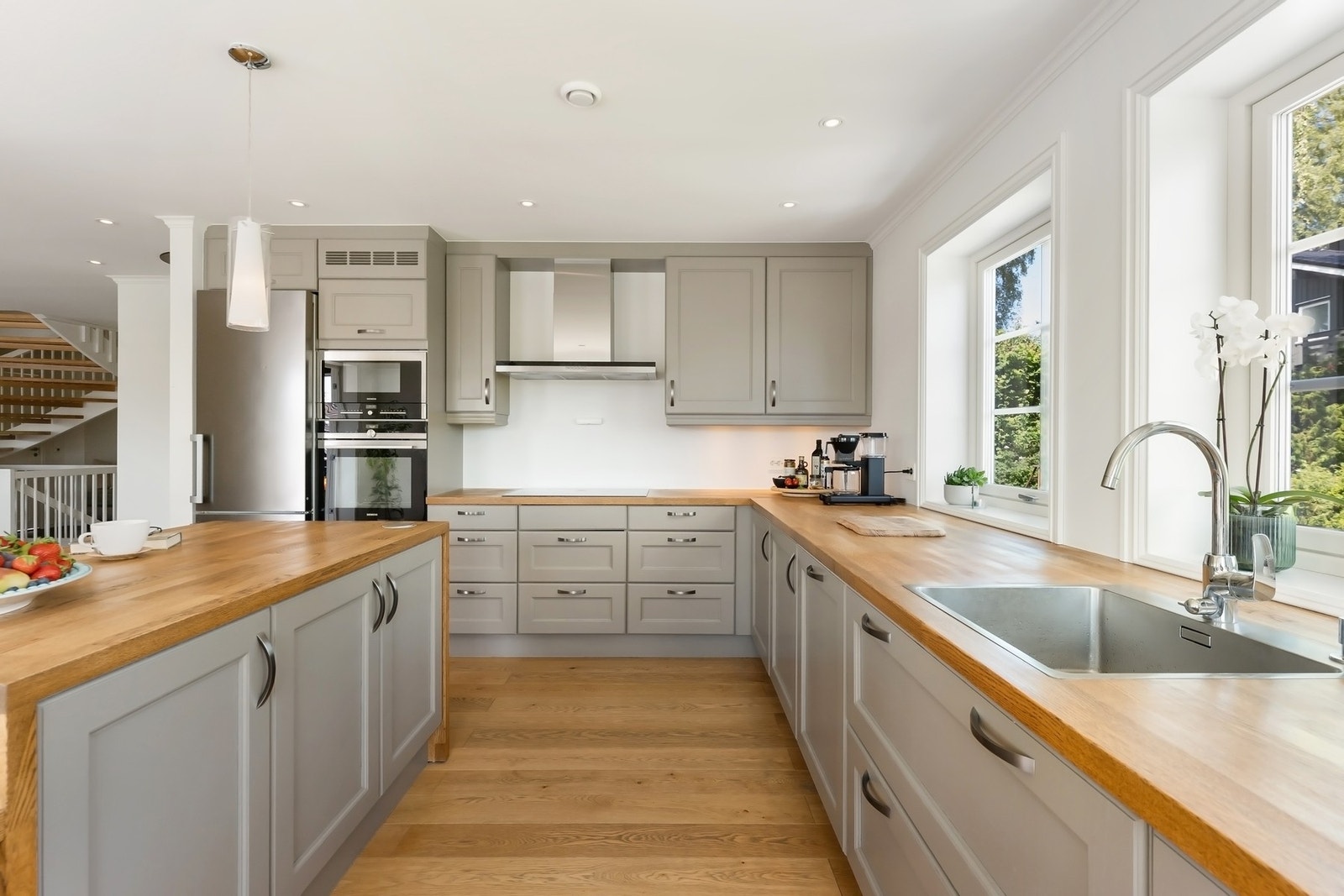 Innredningen har profilerte trefronter, heltre benkeplate og integrerte hvitevarer. Galleribilde