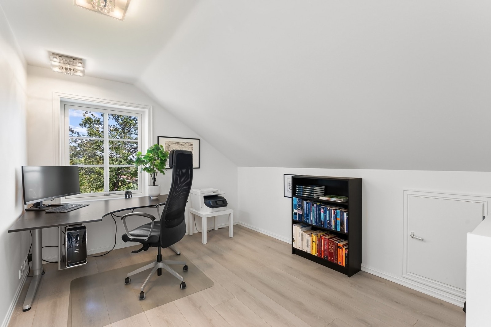 Et av de tre soverommene i 2.etasje. Kan også benyttes som et kontor. Galleribilde